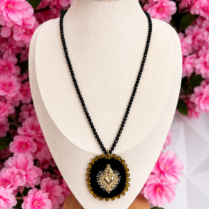 COLLAR CORAZON FLAMA BORDADO MEDALLA